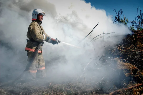 Barnaul Rússia Agosto 2021 Bombeiros Extinguem Incêndio Florestal Reserva Dia — Fotografia de Stock