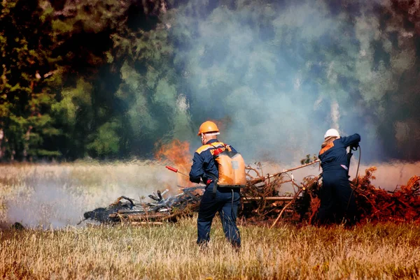 Firefighters Inscription Russian Emercom Russia Extinguish Forest Fire Reserve Summer — Stock Photo, Image