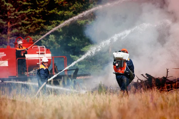 Barnaul Rusia Agosto 2021 Bomberos Con Inscripción Ruso Emercom Rusia — Foto de Stock