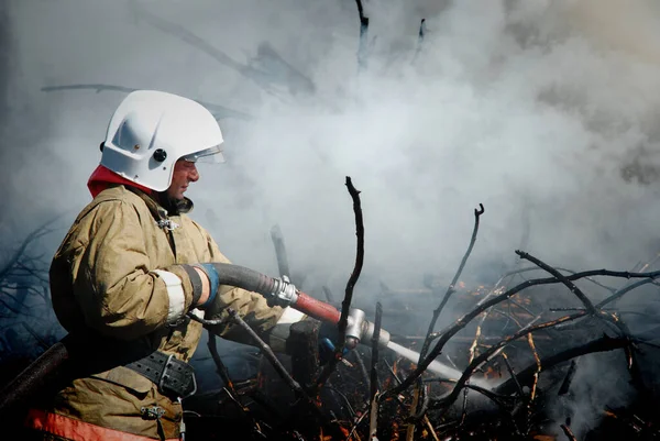 Барнаул Росія Серпня 2021 Року Пожежні Гасять Лісову Пожежу Заповіднику — стокове фото
