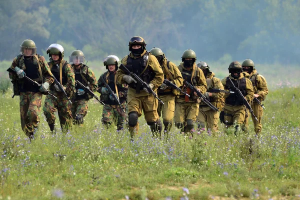 Soldiers are running across the field — Stock Photo, Image