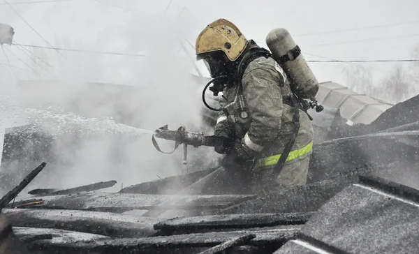 İtfaiye yanıyor alev söndürmek