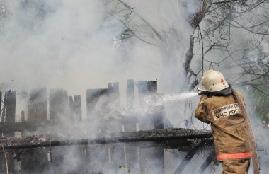 İtfaiyeciler bir orman yangını söndürmek