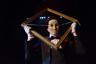 karanlık bir arka plan üzerinde tiyatro maskesi duran