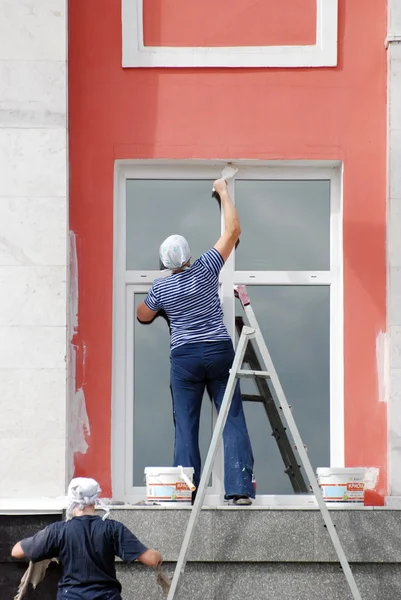 Pencere çerçeve ayakta merdivenin kadın boyalar