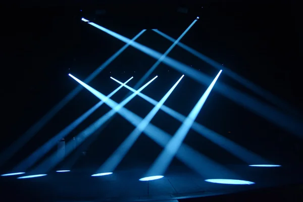 Die Strahlen der Lichter bei Lichtshow im Theater auf dunklem Hintergrund — Stockfoto