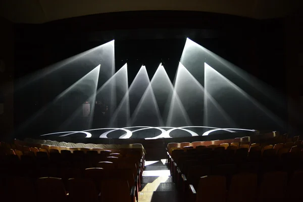 Rayos de luz en el escenario durante el show.on un fondo oscuro —  Fotos de Stock