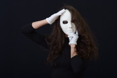 Onun hands.on karanlık bir arka plan beyaz tiyatro maskesi