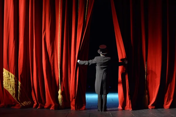 Aktör smokin tiyatroda sahne perdesi açılır