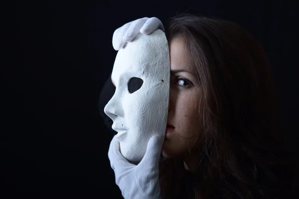 Μια μελαχρινή κοπέλα που κρατά μια λευκή θεατρική μάσκα και κραυγές — Φωτογραφία Αρχείου