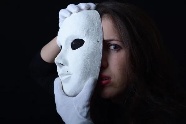 Egy barna lány, egy fehér színházi maszk és kiáltások — Stock Fotó