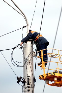 Alt-elektrikçi elektrik direği teller onarma