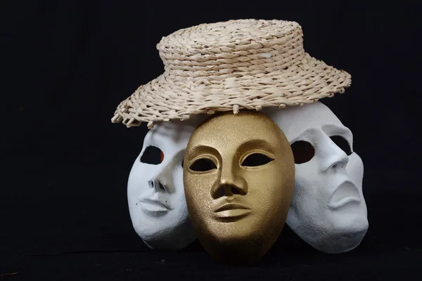 Театральная маска стоящая на темном фоне — стоковое фото