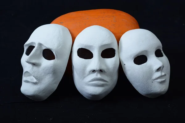 Театральная маска стоящая на темном фоне — стоковое фото