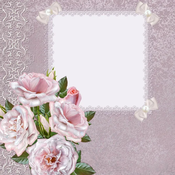 Cartolina vintage. Alla vecchia maniera. Bouquet rose rosa su sfondo pastello, biglietto d'invito. Pizzo, tessitura traforata, cornice delicata . — Foto Stock