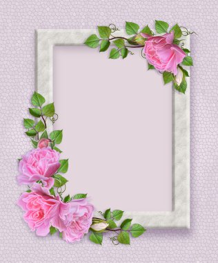 Açık ahşap çerçeve ve pembe güller. Çiçek kompozisyonu.