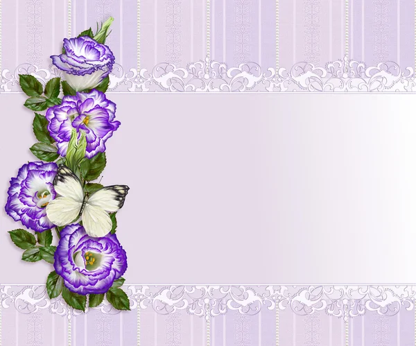 Una postal de época. Estilo antiguo, tarjeta de invitación. Encaje, tejido calado, marco delicado. Composición eustoma violeta, mariposa blanca. Fondo floral . —  Fotos de Stock