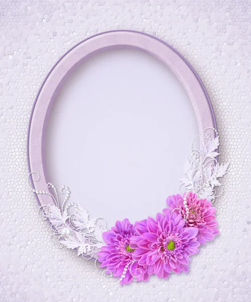Oval photo frame. Bouquet of pink chrysanthemum. Flower composition. Openwork lace weaving of pearls. Vintage style. — Stock Photo, Image