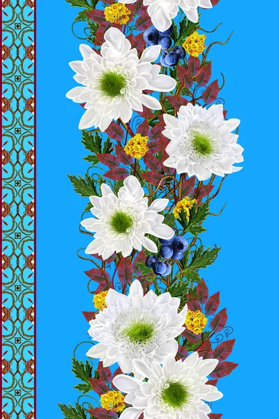Frontera floral vertical. Patrón, sin costuras. Guirnalda de flores de crisantemos blancos, baya blanca, azul. Fondo de otoño . — Foto de Stock