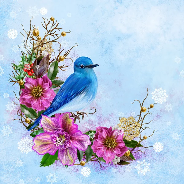 Mavi Kuş, dokuma dalları pembe çiçek hellebore, altın kar taneleri, renkli çilek, Noel gül, Noel kartı. Kış arka planı. 