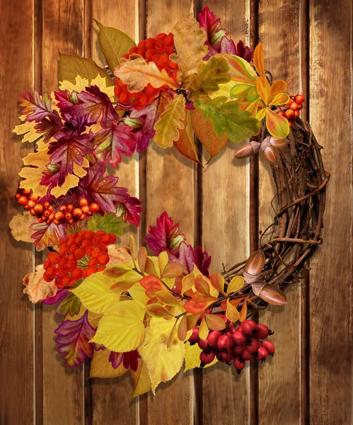 Herfst krans op de achtergrond muur van houten planken — Stockfoto