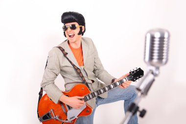 Elvis Presley gitar çalar ve şarkı çalar