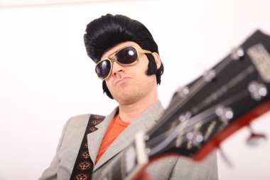 Elvis Presley gitar çalıyor