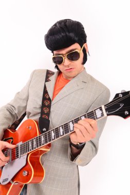 Elvis Presley gitar çalıyor
