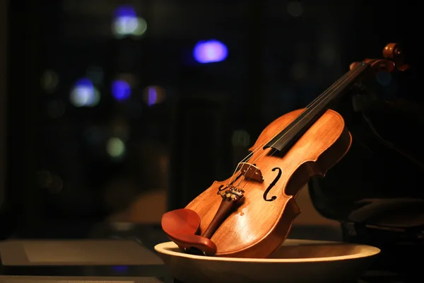 Деревянная скрипка с темным фоном — стоковое фото