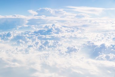 Cennet mavi gökyüzü ve beyaz bulut