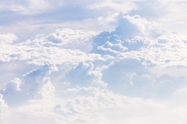 Cennet mavi gökyüzü ve beyaz bulut