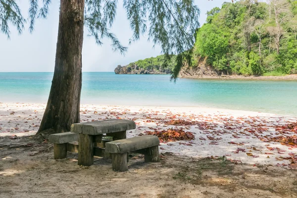 Steinbank in Strandnähe auf der Insel Tarutao, Satun, Thailand — Stockfoto