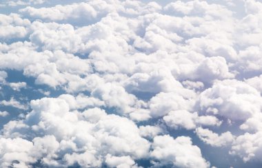 Cennet mavi gökyüzü ve beyaz bulut