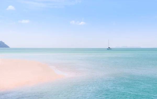 Schöner strand auf tarutao insel, satun, thailand — Stockfoto
