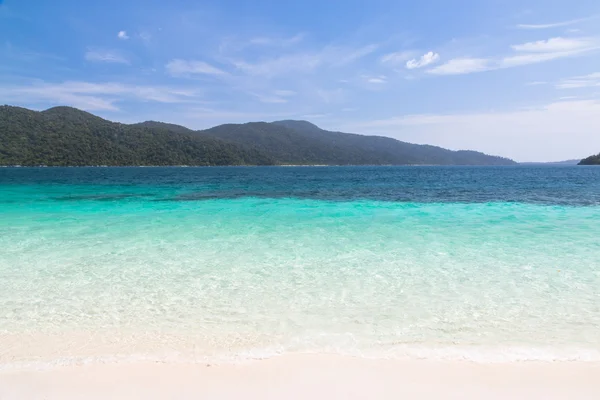 Wunderschöner Strand auf der Insel Koh Rawi, Satun, Thailand — Stockfoto