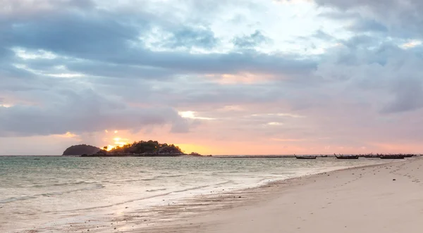 Silhouette  sunrise at Sunrise beach  Lipe island , Satun, Thail — Stock Photo, Image