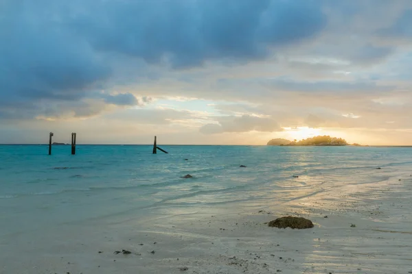 Silhouette  sunrise at Sunrise beach  Lipe island , Satun, Thail — Stock Photo, Image