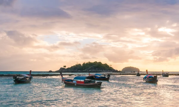 Silhouette Sonnenaufgang und Boot am Sonnenaufgang Strand Lipe Island, sat — Stockfoto