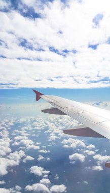 Cennet mavi gökyüzü ve beyaz bulut. Güneşli 