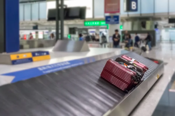 Bagagli sul fondo pista sfocatura in aeroporto — Foto Stock