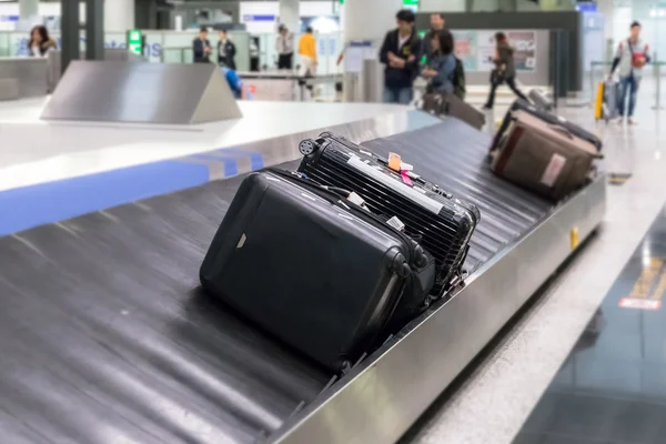Багаж на фоне размытия дорожки в аэропорту — стоковое фото