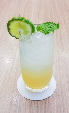 buz sülük kireç ahşap masa, düşük diyafram üzerinde