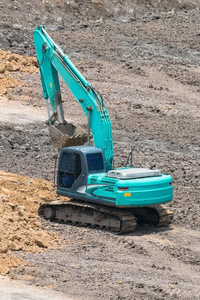 Uma grande pedra em movimento trackhoe — Fotografia de Stock