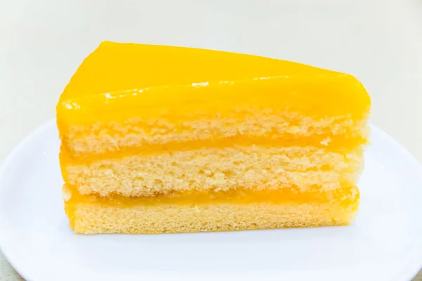 Pedaço fresco de bolo de creme de laranja — Fotografia de Stock