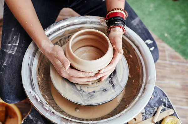 Kadının Elleri Kil Kalıbı Çıkarıyor Potter Çömlek Atölyesinde Seramik Demlik — Stok fotoğraf