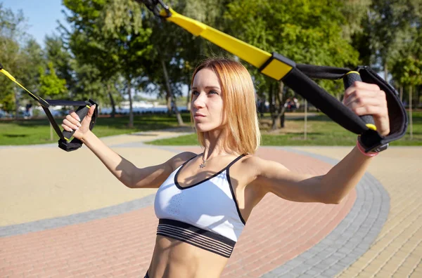 Haciendo Ejercicios Trx Mujer Atlética Joven Con Cuerpo Perfecto Ropa — Foto de Stock