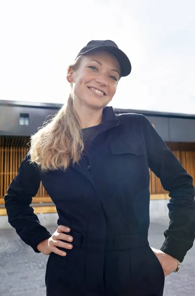 Portrait Smiling Woman Work Uniform Cap Building Looks She Working — Stock Photo, Image