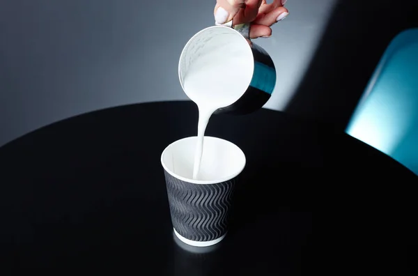Barista Χύνει Γάλα Αναλώσιμο Χάρτινο Κύπελλο Ξύλινο Τραπέζι Στο Καφέ — Φωτογραφία Αρχείου