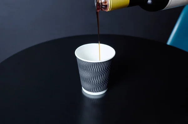 바리스타는 시럽을 카페에 일회용 붓는다 시럽으로 맛있는 커피를 만드는 — 스톡 사진