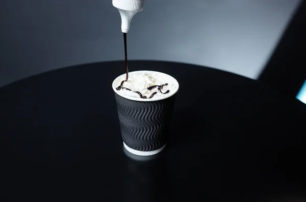 바리스타 종이컵에 초콜릿을 넣었어 초콜릿으로 맛있는 커피를 만드는 — 스톡 사진